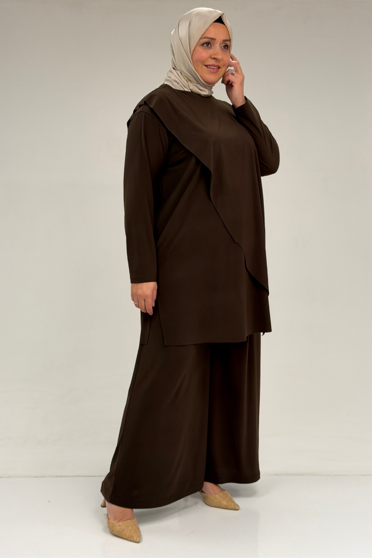 67004 Büyük Beden Önü Ve Arkası Pelerin Detaylı Sandy Pantolonlu Takım - Kahve