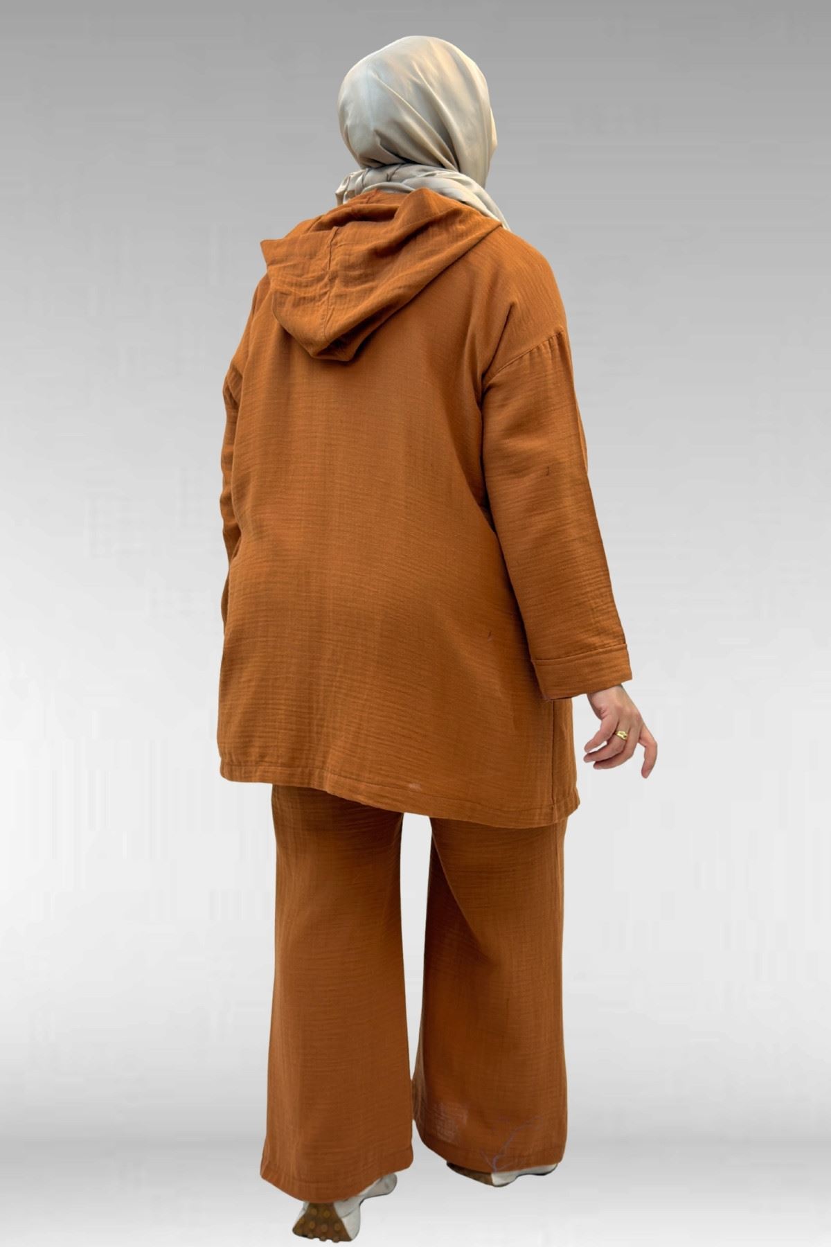 67035 Büyük Beden Kapşonlu Fermuarlı Müslin Pantolonlu Takım - Tarçın