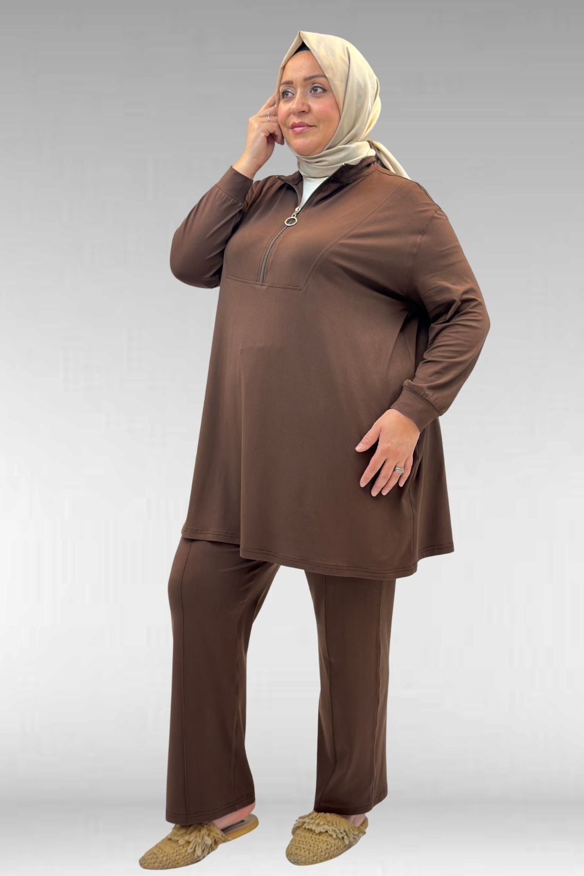 67014 Büyük Beden Parçalı Yakalı Fermuarlı Pantolonlu Penye Takım - Kahve