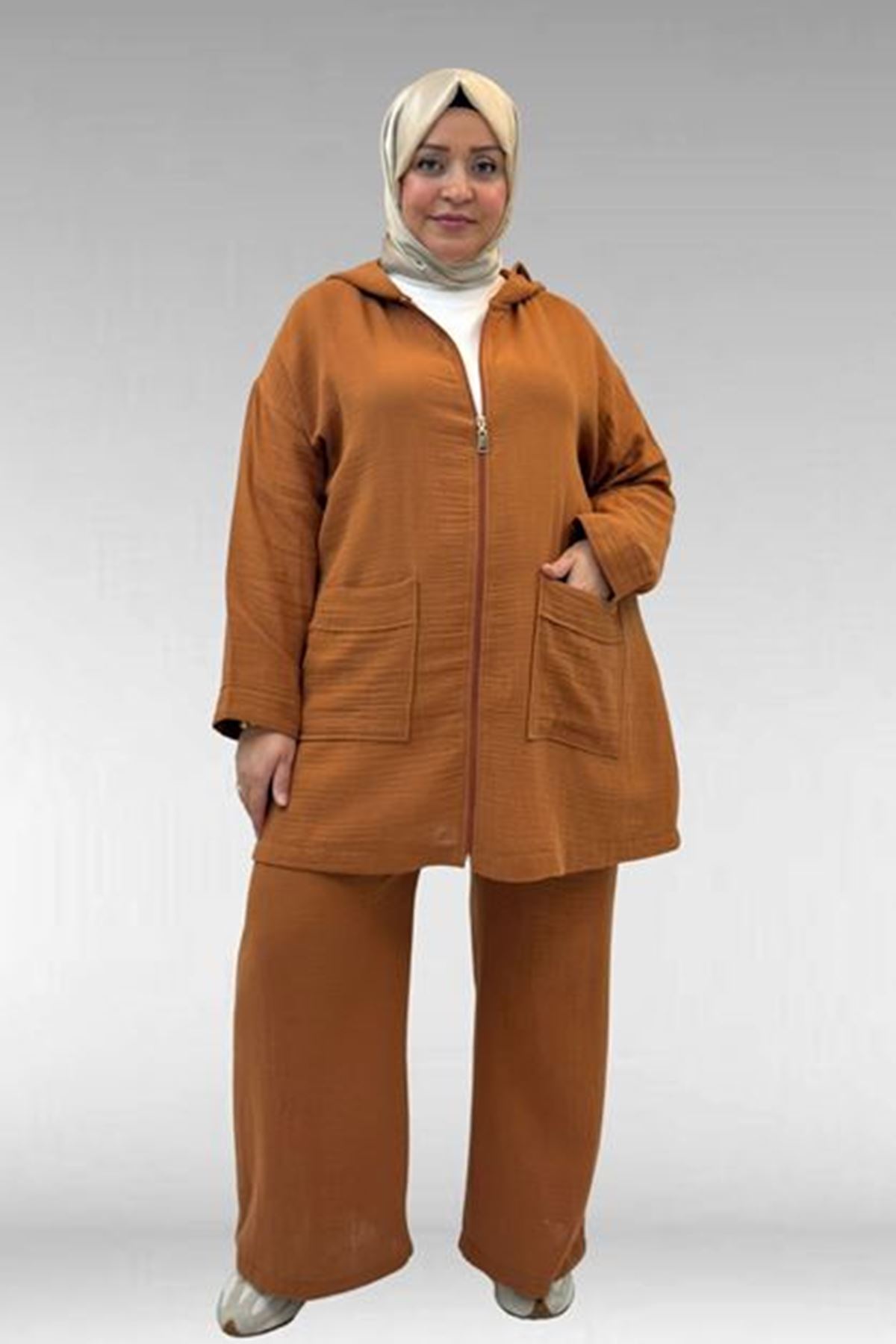 D-67035 Büyük Beden Kapşonlu Fermuarlı Müslin Pantolonlu Takım - Tarçın
