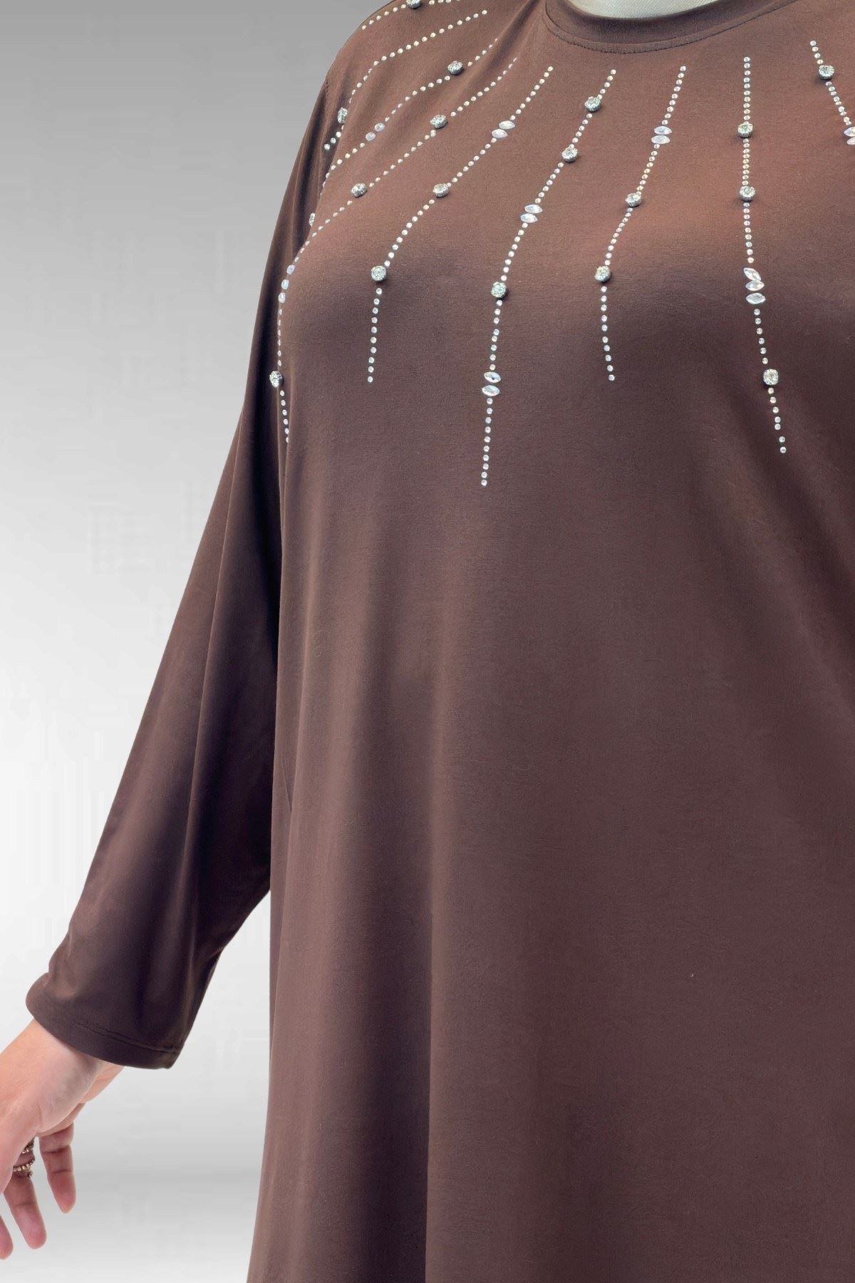 68002 Büyük Beden Önü Güneş Parıltılı Taş Baskılı Penye Tunik - Kahve