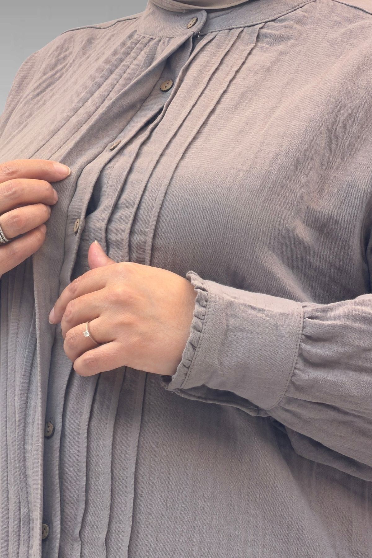 68022 Büyük Beden Boydan Pile Detaylı Müslin Gömlek - Vizon