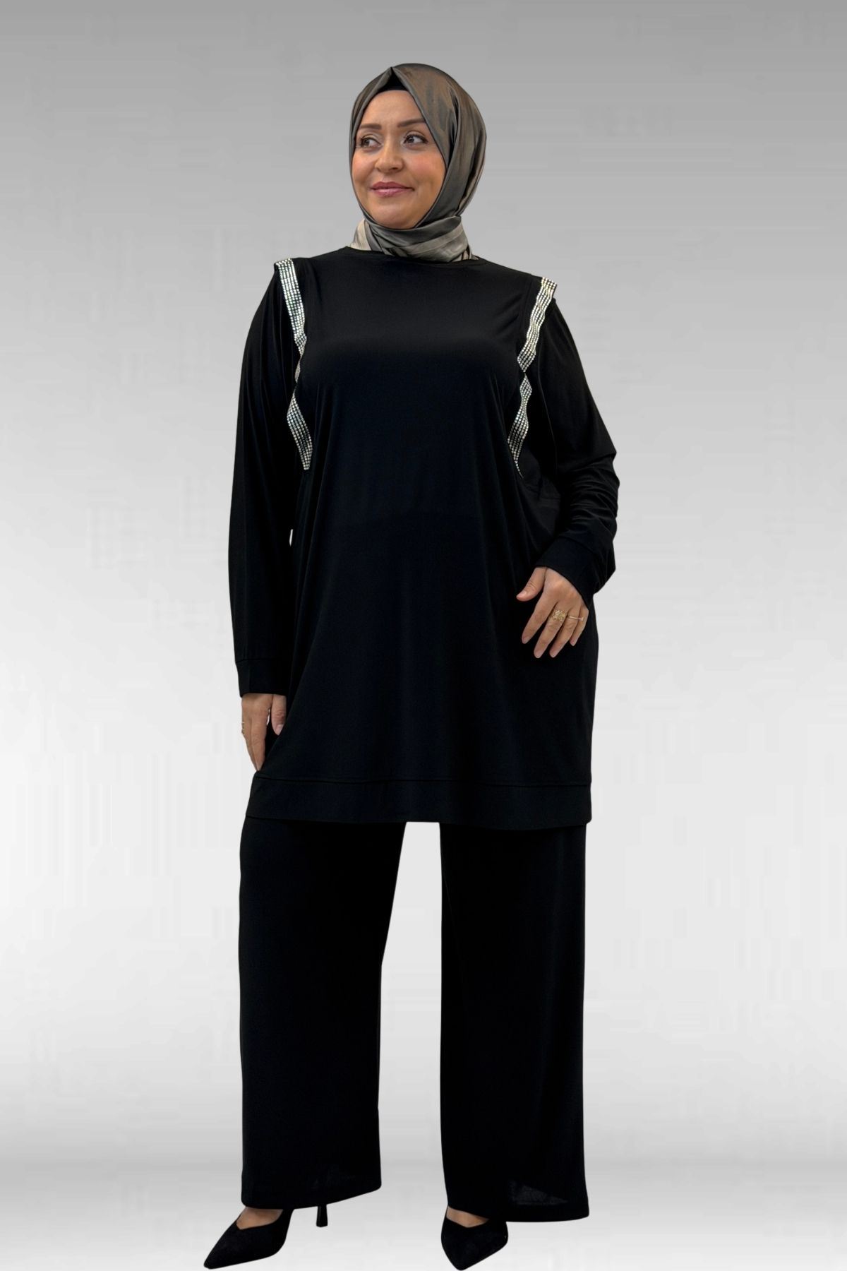 67022 Büyük Beden Omzu Taş Detaylı Sandy Pantolonlu Takım - Siyah