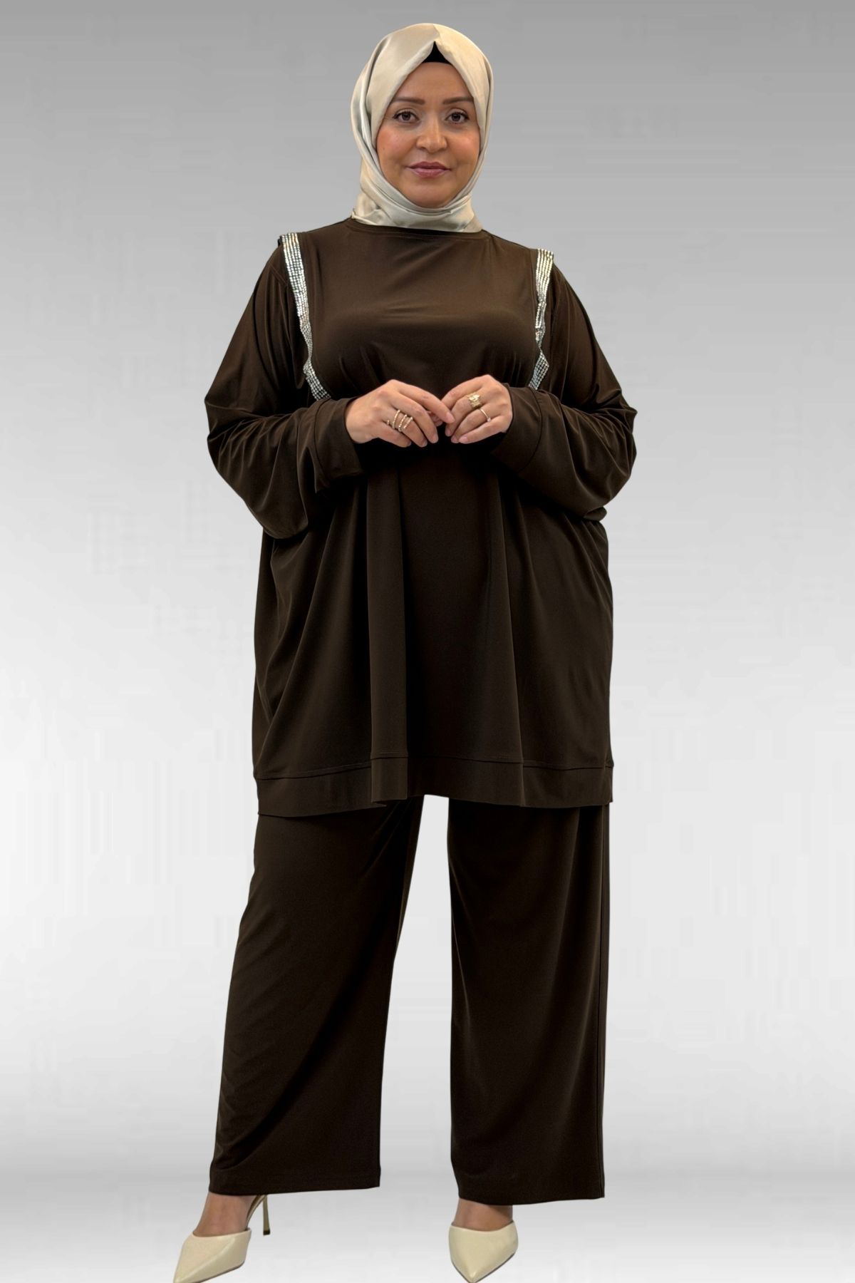 67022 Büyük Beden Omzu Taş Detaylı Sandy Pantolonlu Takım - Kahve