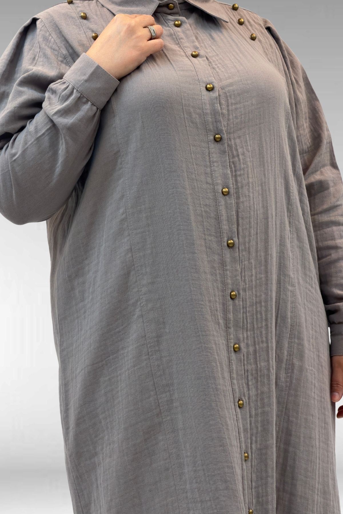 68021 Büyük Beden Düğme Detaylı Müslin Gömlek - Vizon