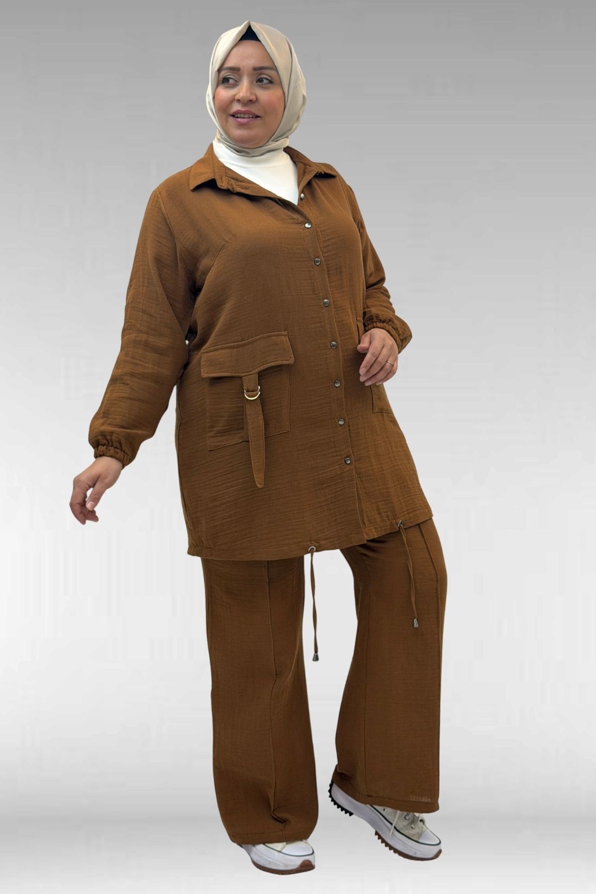 67015 Büyük Beden Cepleri D Toka Detaylı Müslin Pantolonlu Takım - Kahve