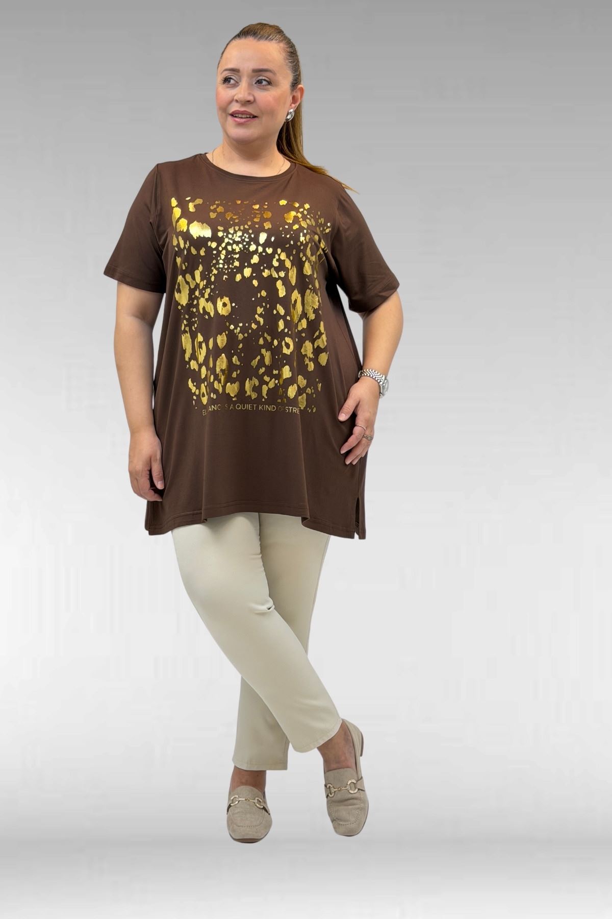 68502 Büyük Beden  Yakası Biyeli Önü Baskılı Penye Tişört - Kahve