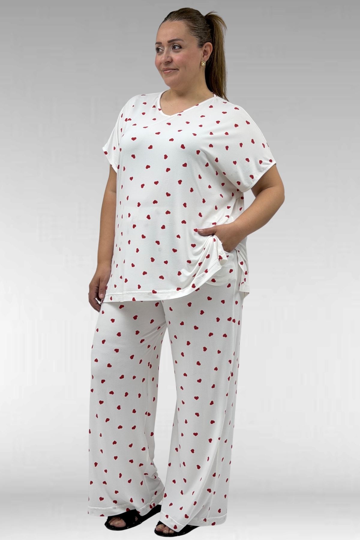 67802 Büyük Beden Yanı Yırtmaçlı Milan Pijama Takımı - Kırmızı Kalp Desenli