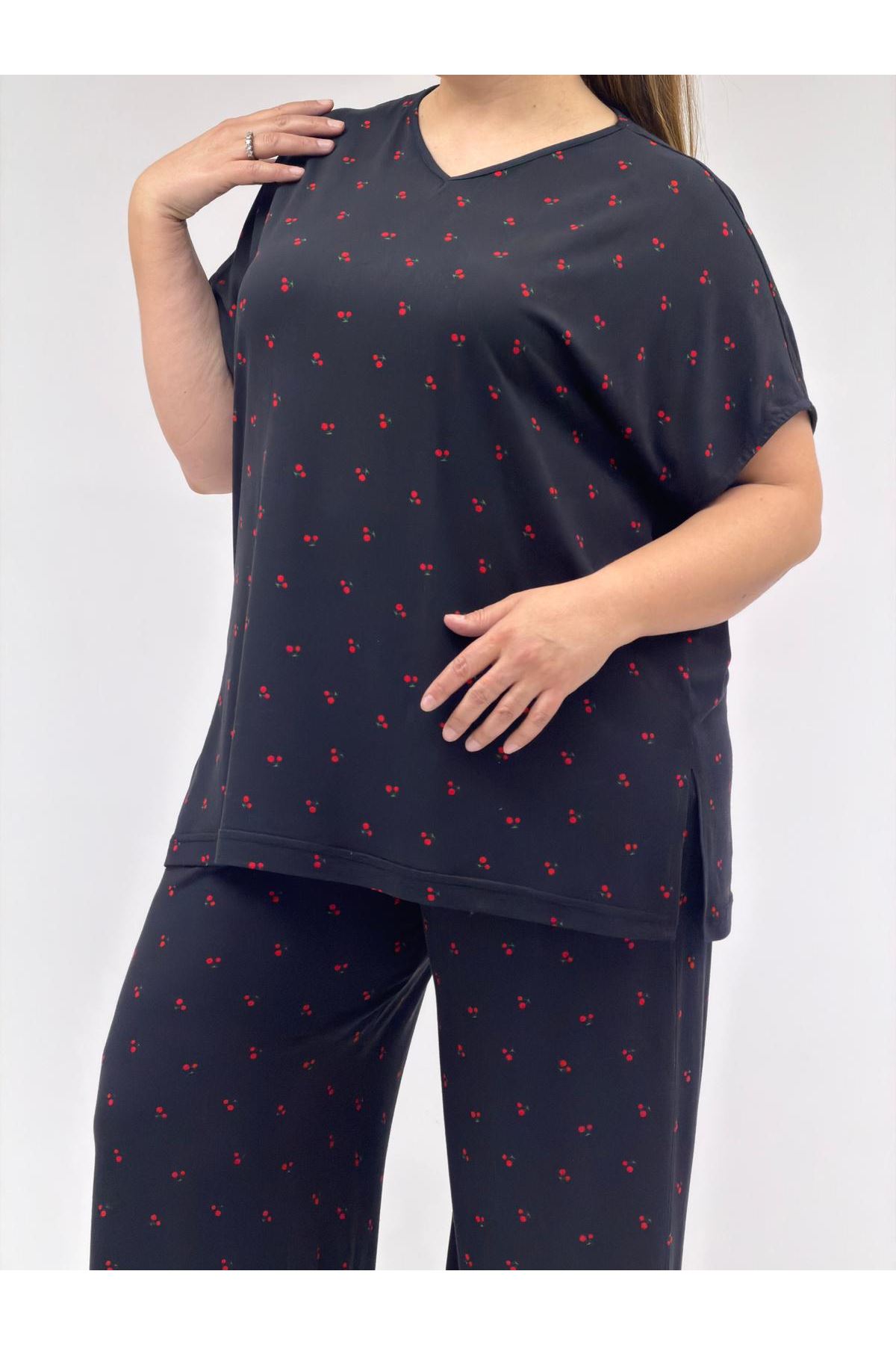 67802 Büyük Beden Yanı Yırtmaçlı Milan Pijama Takımı - Kiraz Desenli