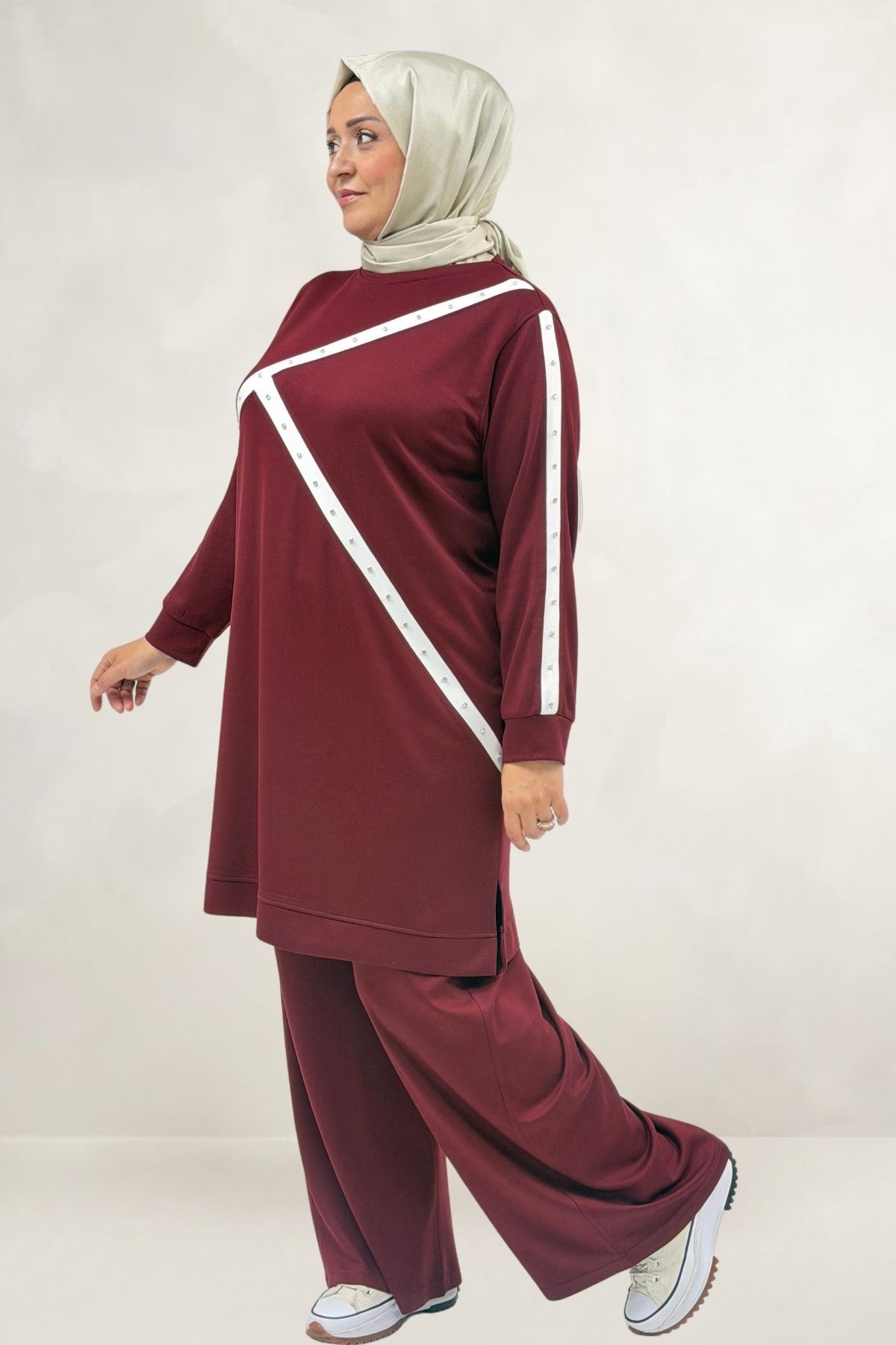 68099 Büyük Beden Önü Ve Kolları Beyaz Şeritli Taşlı Modal Tunik - Bordo
