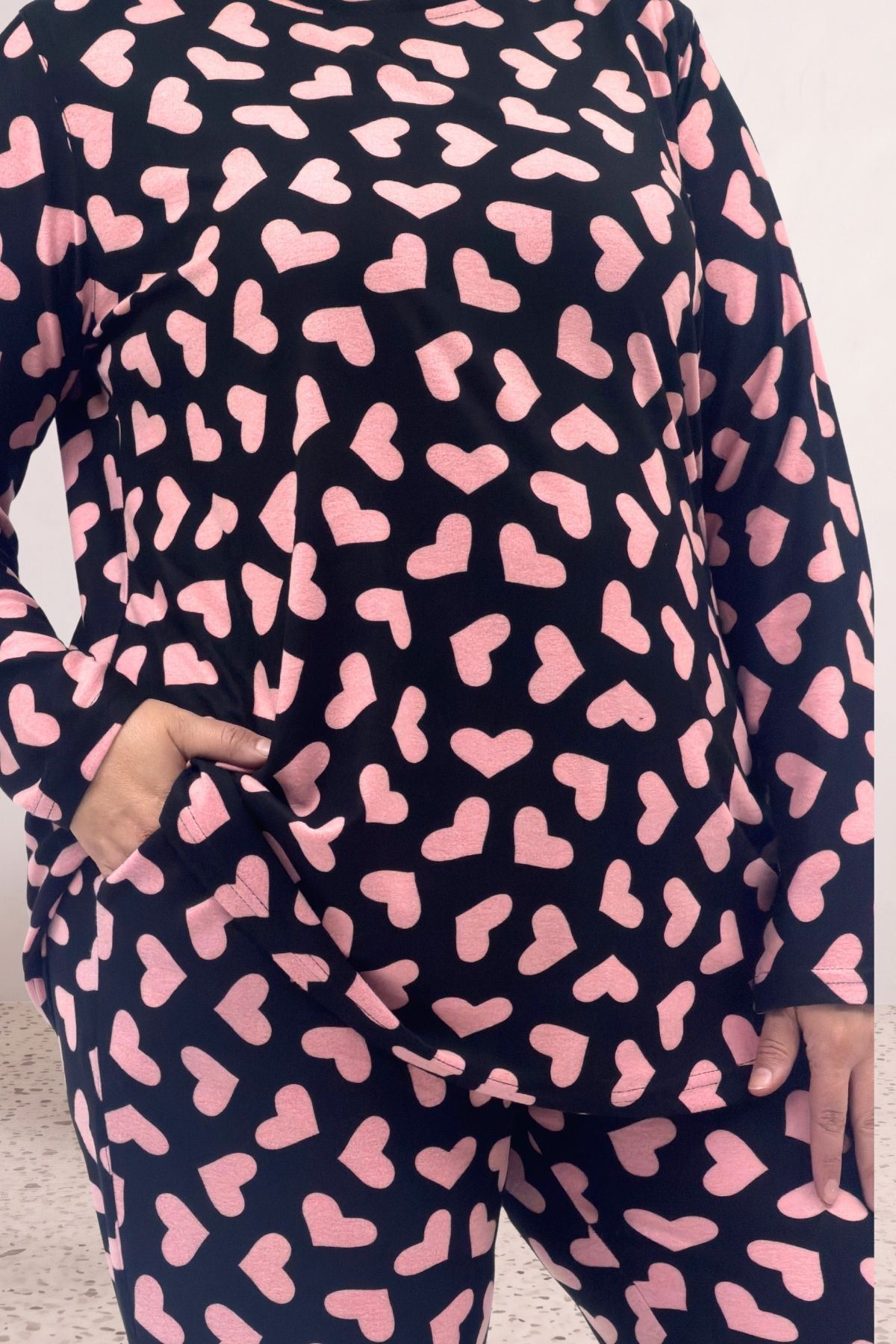 67810 Büyük Beden Uzunkol Desenli Süet Pantolonlu Pijama Takımı - Siyah Pembe Kalpli