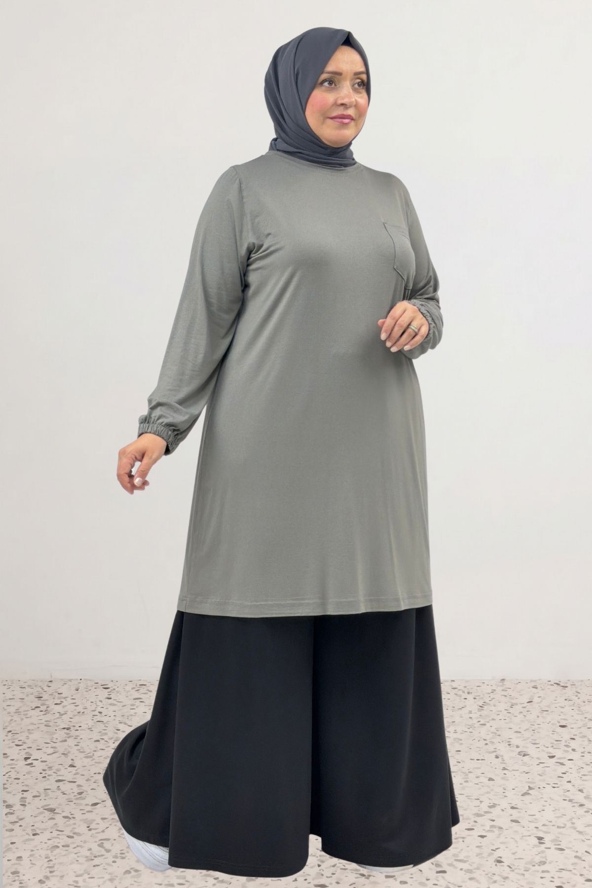 8252 تونيك بتفاصيل جيب و مقاس كبير - اسود   