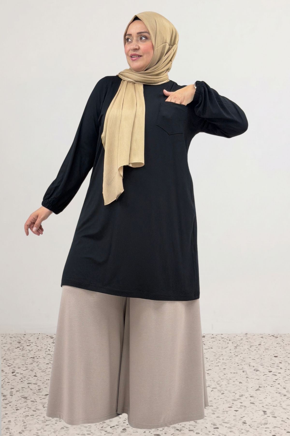 8252 تونيك بتفاصيل جيب و مقاس كبير - اسود   