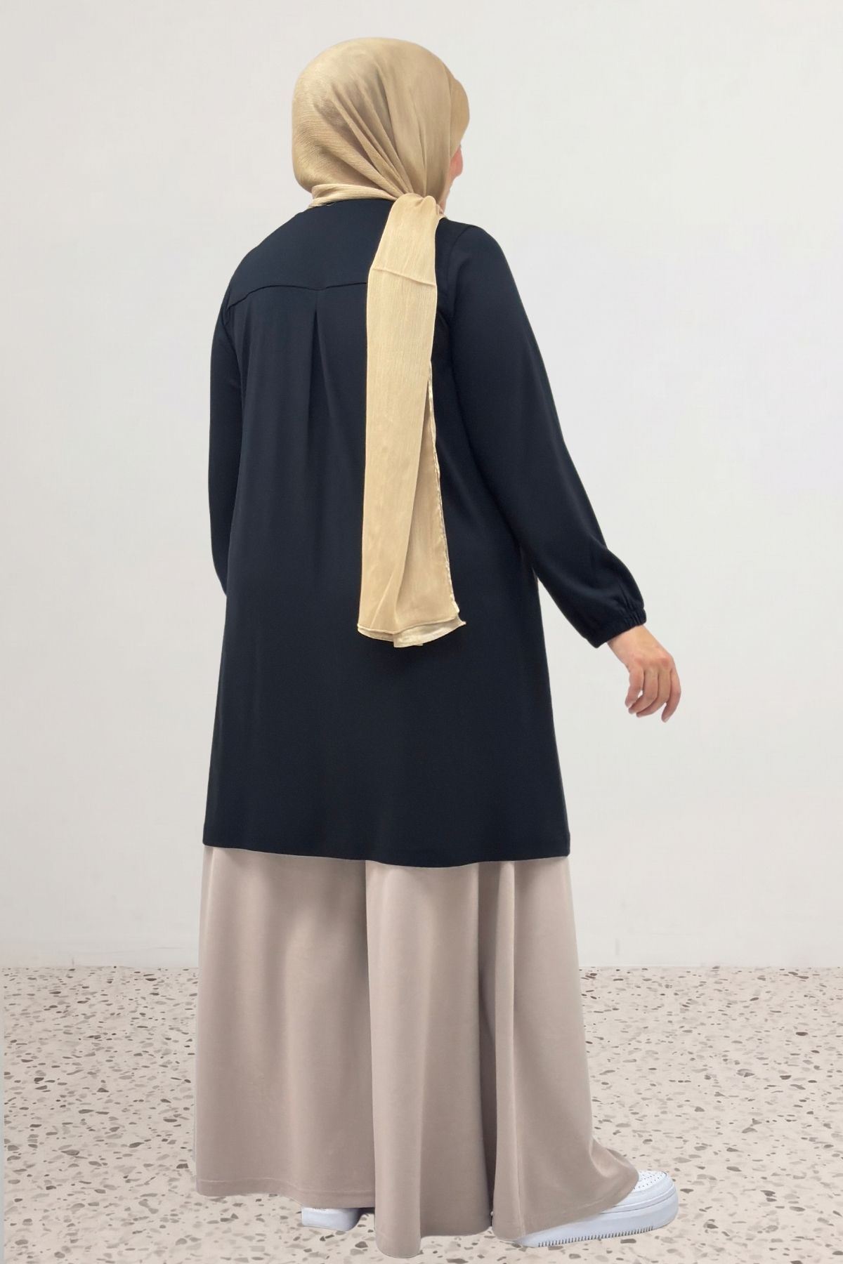 8252 تونيك بتفاصيل جيب و مقاس كبير - اسود   