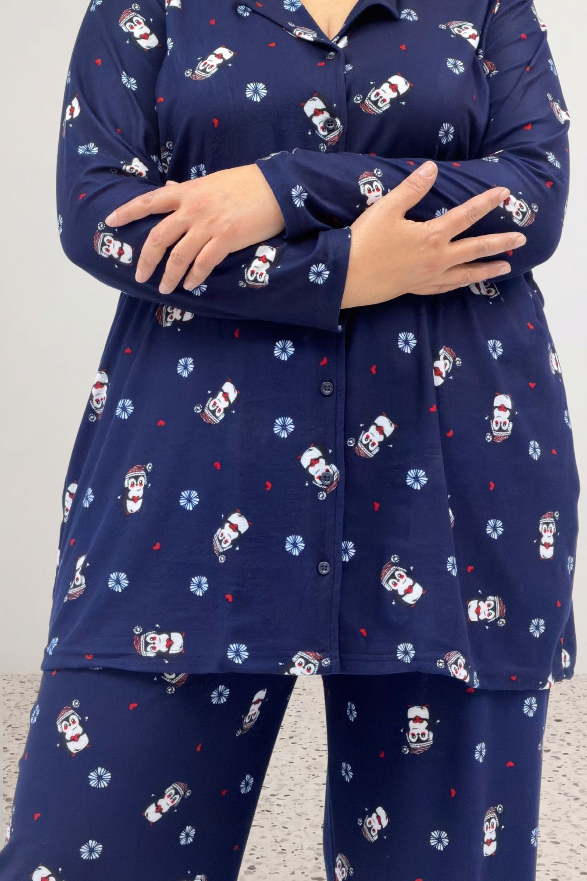 67811 Büyük Beden Boydan Düğmeli Desenli Süet Pijama Takımı - Laci Penguen Desenli