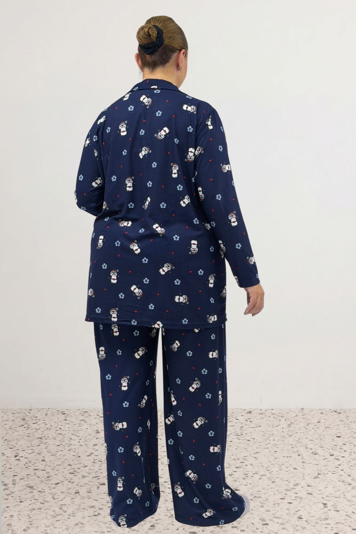 67811 Büyük Beden Boydan Düğmeli Desenli Süet Pijama Takımı - Laci Penguen Desenli