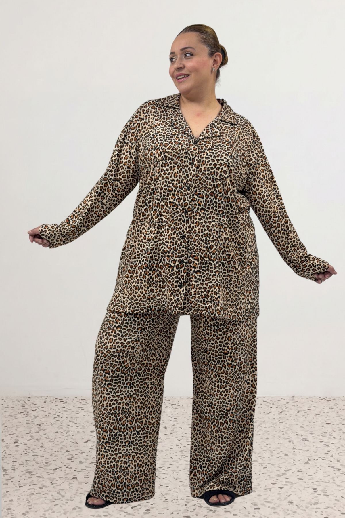 67811 Büyük Beden Boydan Düğmeli Desenli Süet Pijama Takımı - Leopar