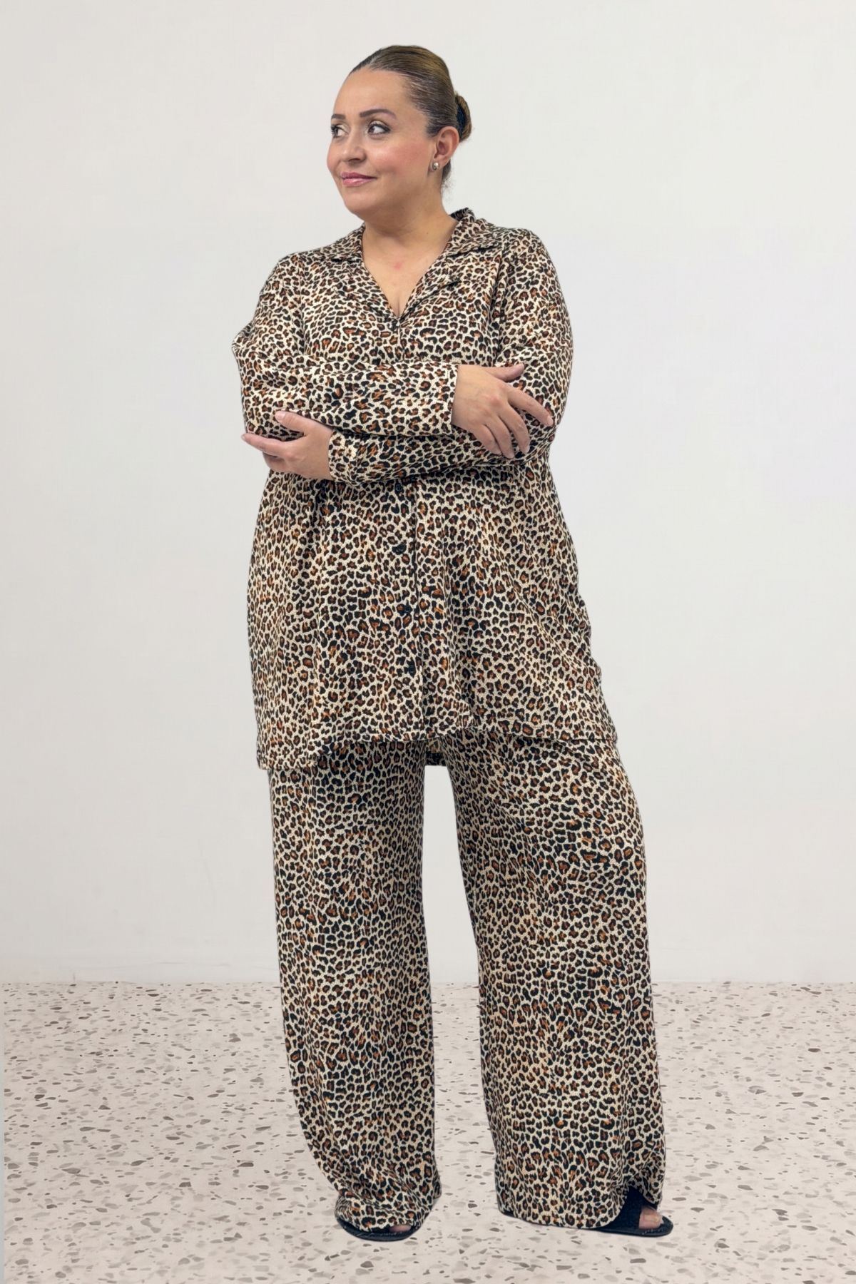 67811 Büyük Beden Boydan Düğmeli Desenli Süet Pijama Takımı - Leopar