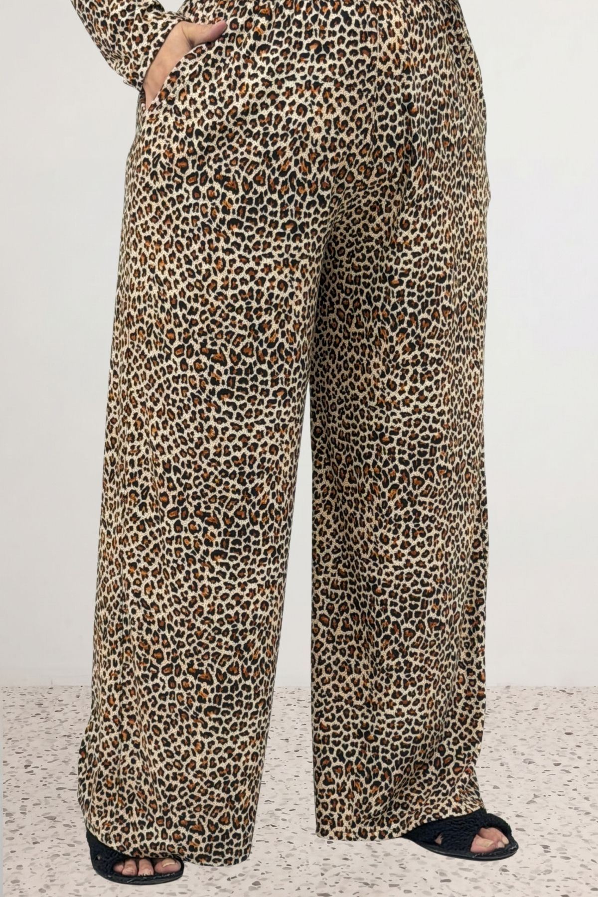 67811 Büyük Beden Boydan Düğmeli Desenli Süet Pijama Takımı - Leopar