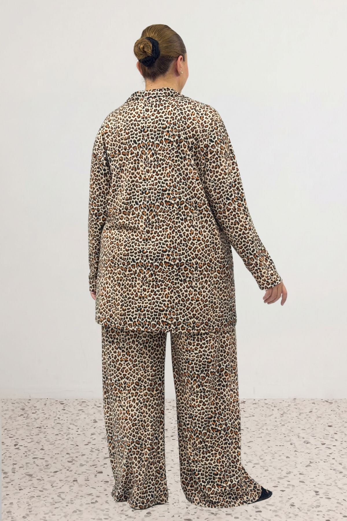 67811 Büyük Beden Boydan Düğmeli Desenli Süet Pijama Takımı - Leopar