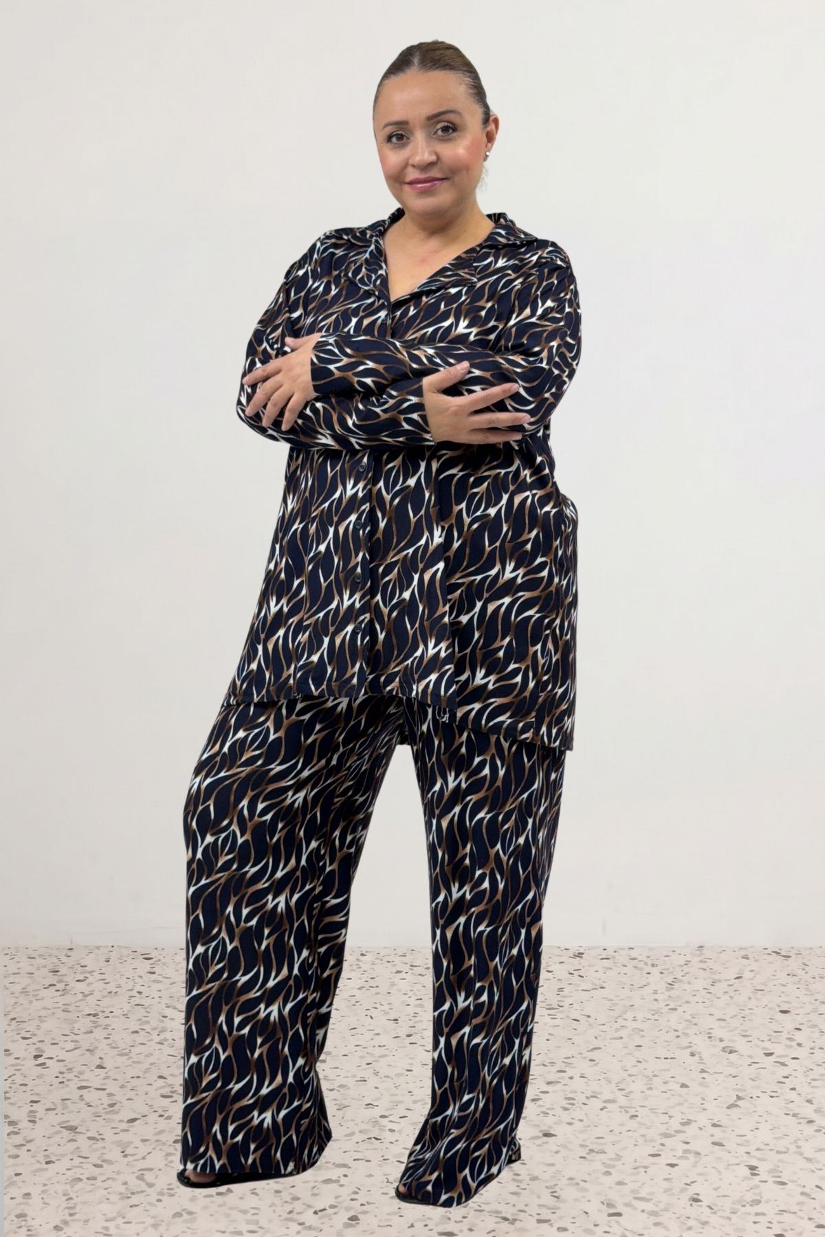 67811 Büyük Beden Boydan Düğmeli Desenli Süet Pijama Takımı - Laci-Vizon Desenli
