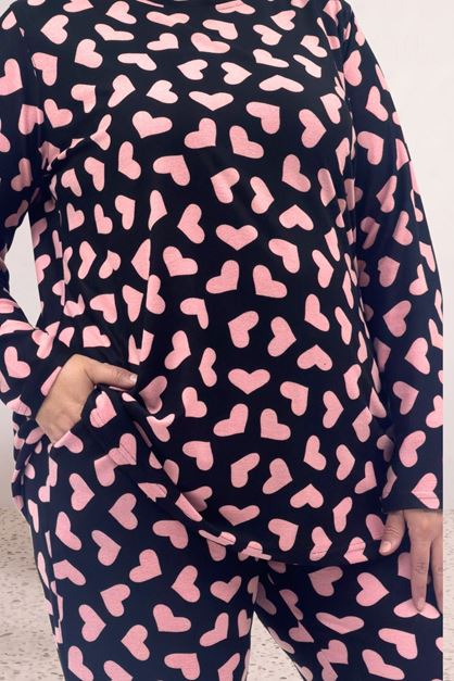 67810 Büyük Beden Uzunkol Desenli Süet Pantolonlu Pijama Takımı - Siyah Pembe Kalpli